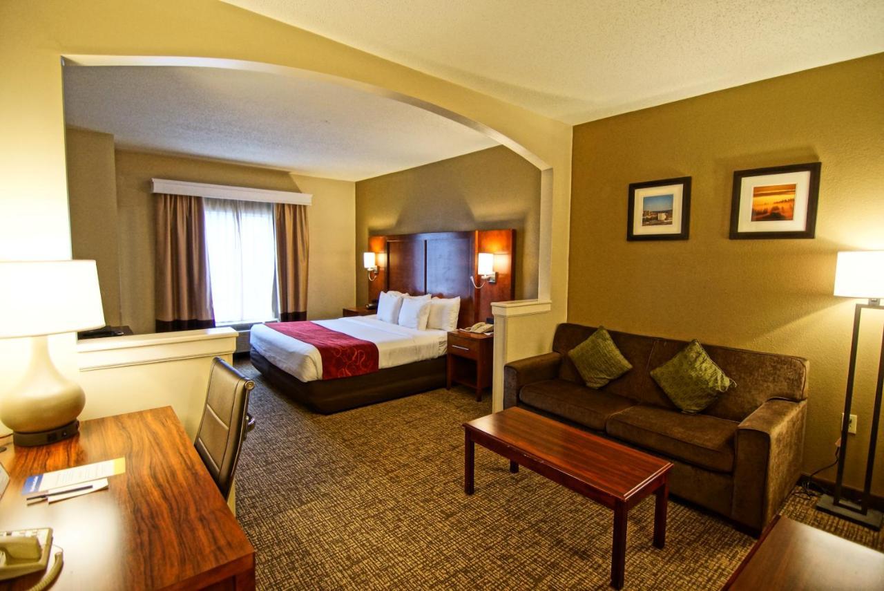Comfort Suites North Brunswick Township Exterior foto