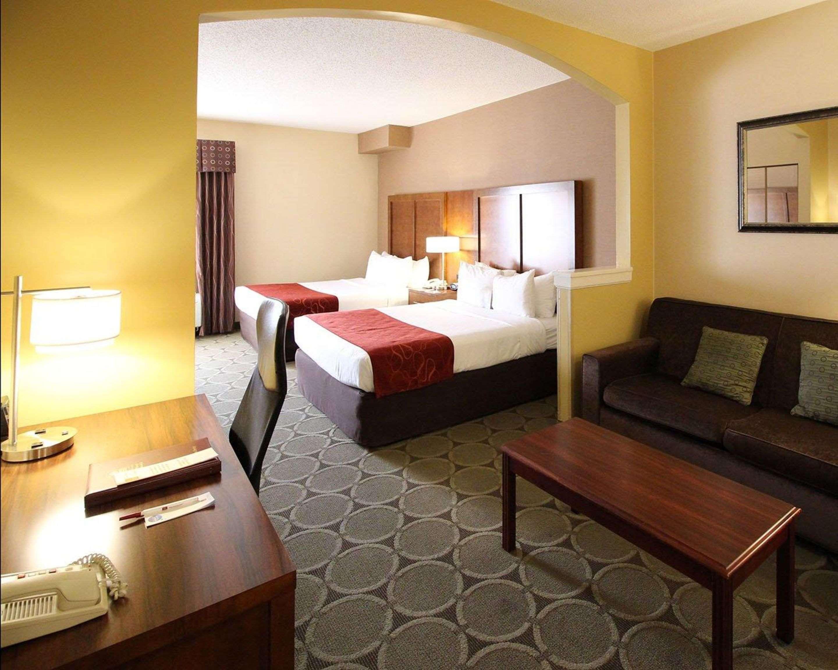 Comfort Suites North Brunswick Township Exterior foto