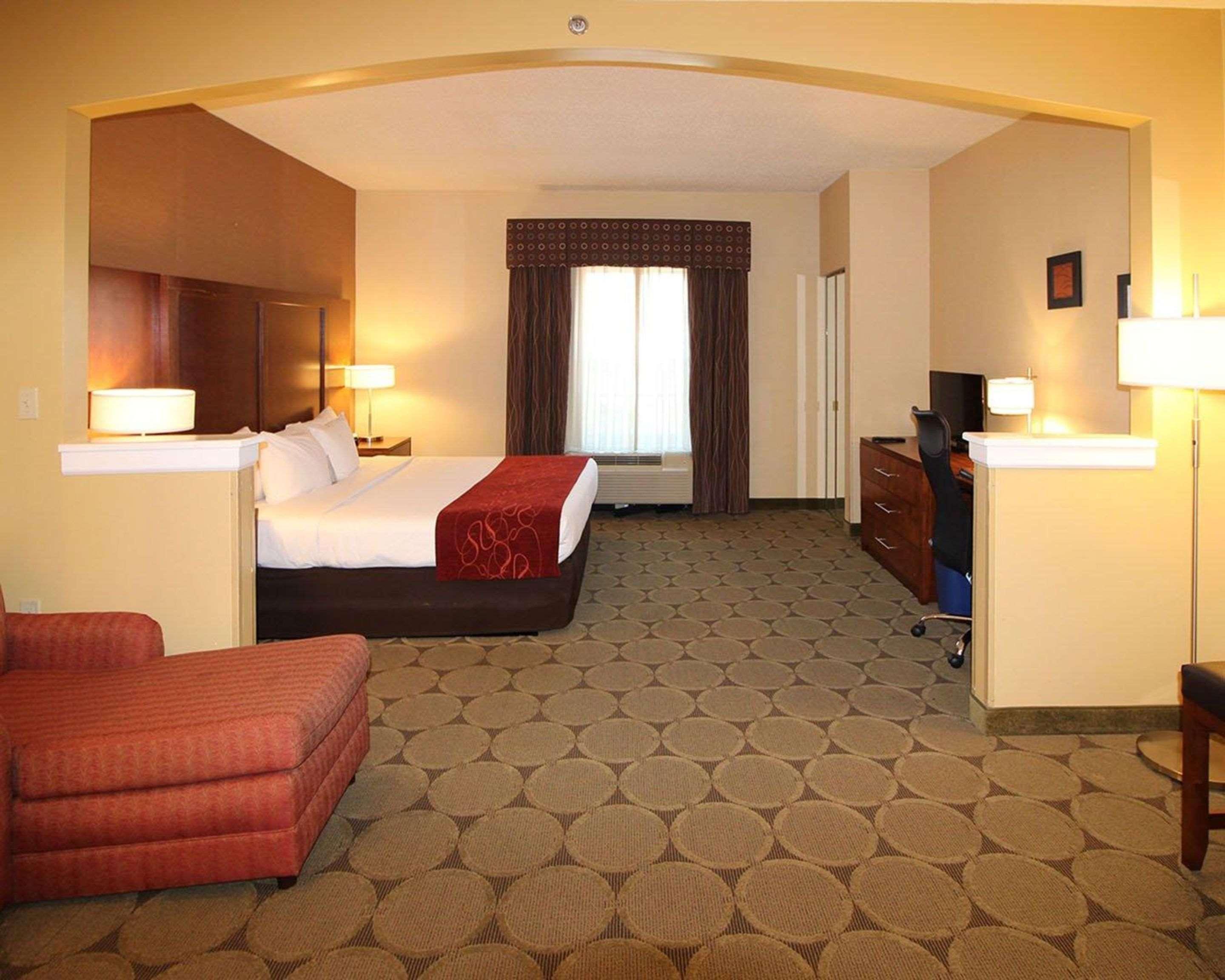 Comfort Suites North Brunswick Township Exterior foto