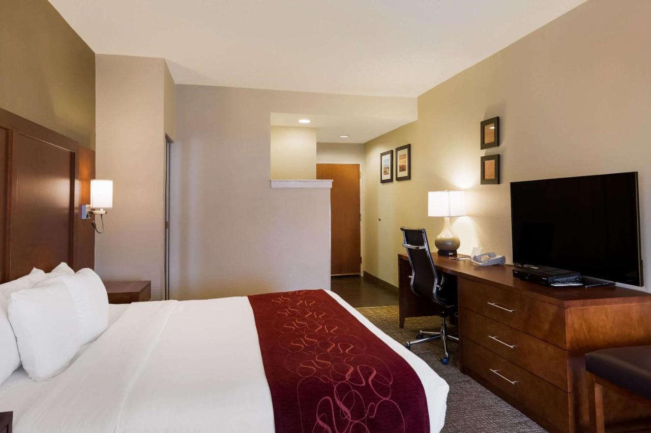 Comfort Suites North Brunswick Township Exterior foto